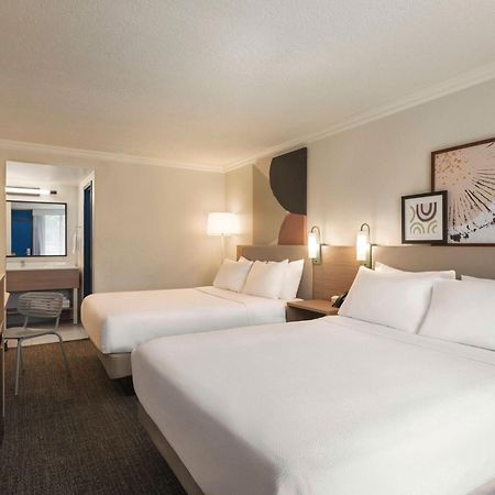 Spark By Hilton Sarasota Siesta Key Gateway Hotel Exterior photo