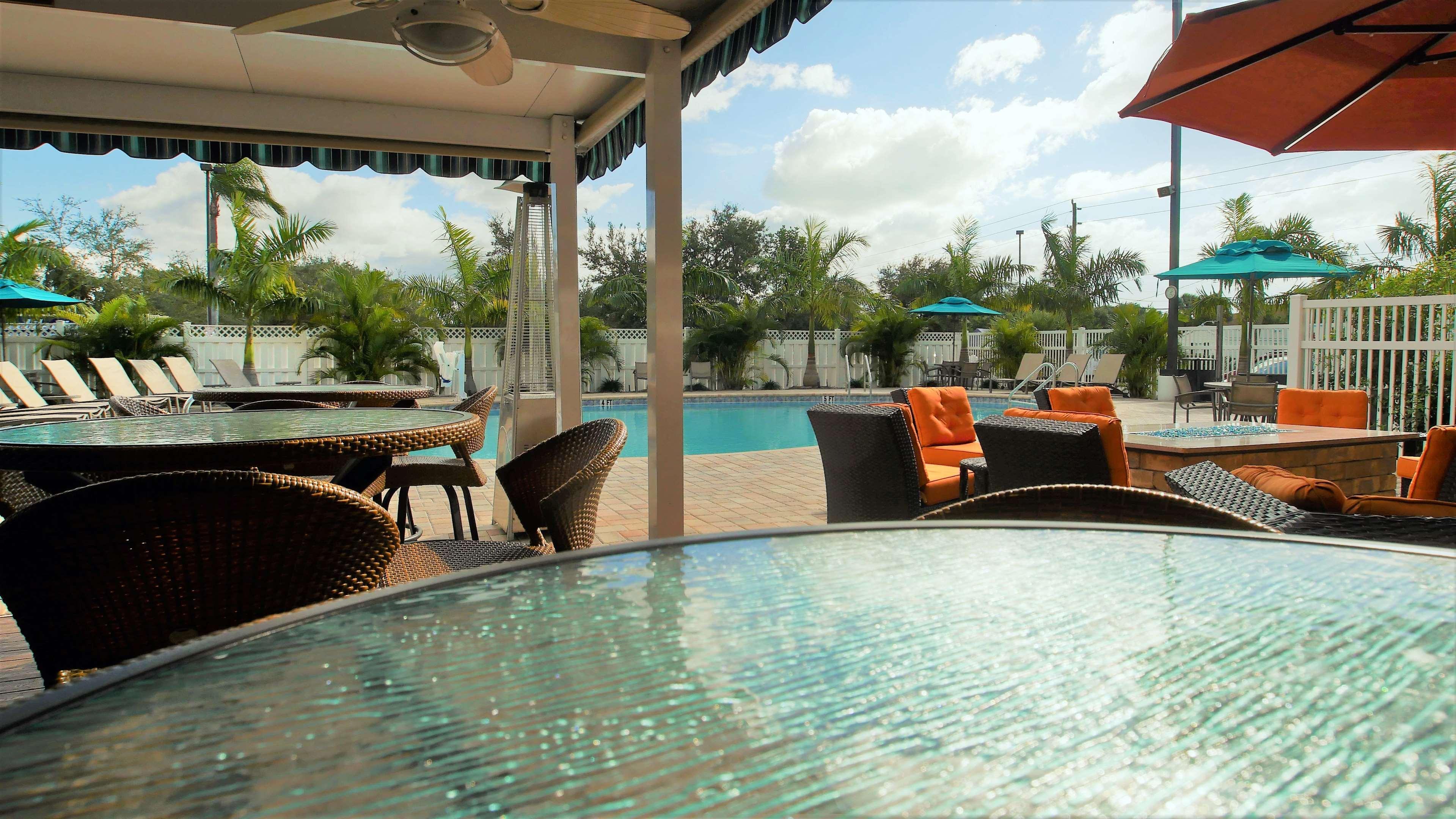 Spark By Hilton Sarasota Siesta Key Gateway Hotel Exterior photo