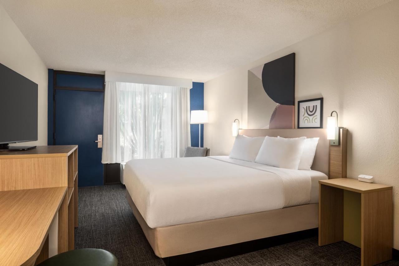 Spark By Hilton Sarasota Siesta Key Gateway Hotel Room photo
