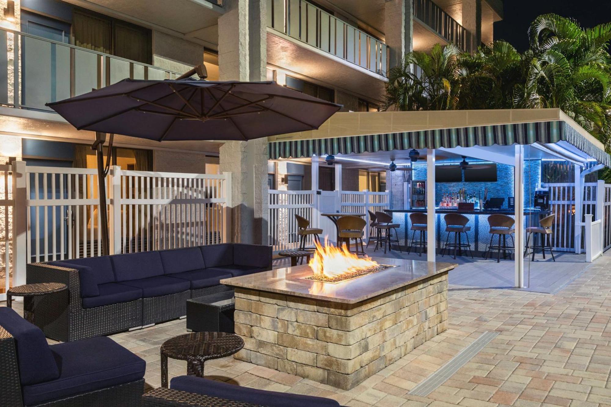 Spark By Hilton Sarasota Siesta Key Gateway Hotel Exterior photo