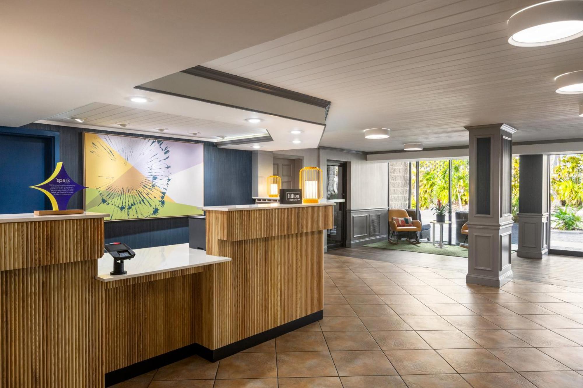 Spark By Hilton Sarasota Siesta Key Gateway Hotel Exterior photo