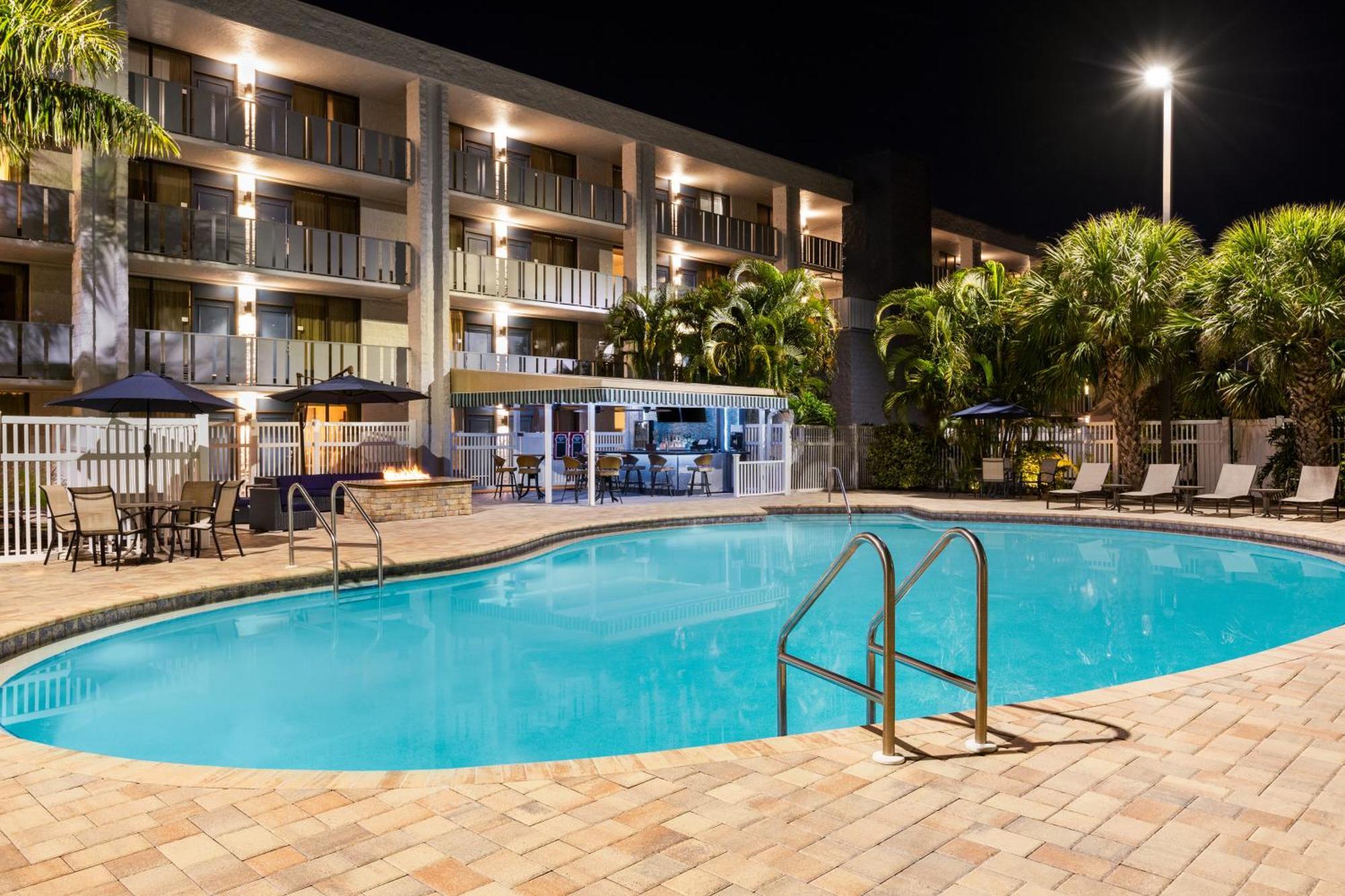 Spark By Hilton Sarasota Siesta Key Gateway Hotel Exterior photo