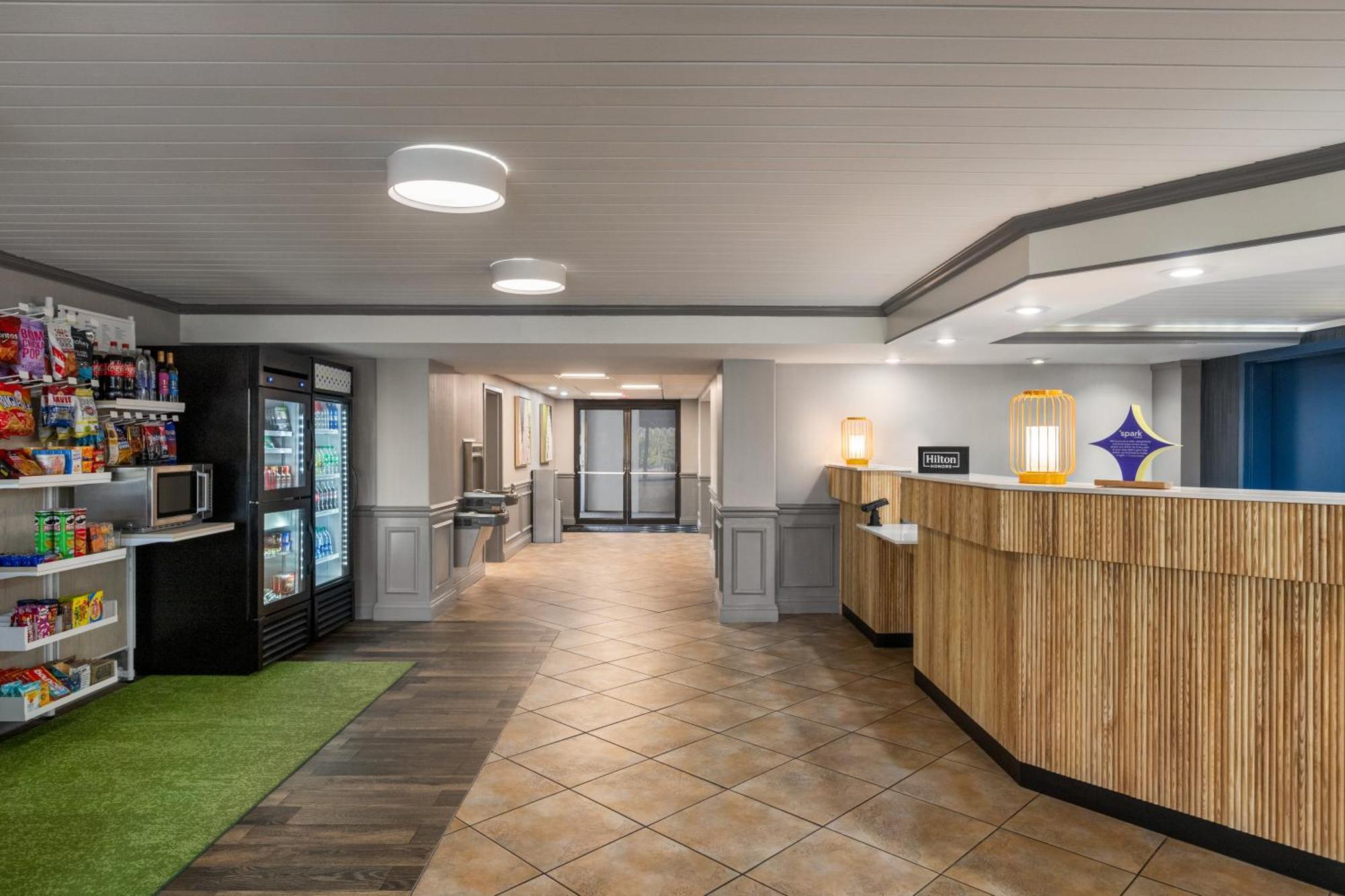 Spark By Hilton Sarasota Siesta Key Gateway Hotel Exterior photo